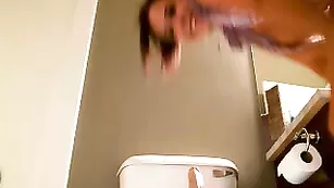 Желанная принцесса AleahJasmine орет от длинного дика в своей писечке