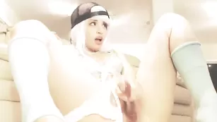 Шикарная блондинка Cherrycrush занимается мастурбацией