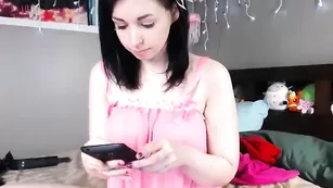 Шальная краля Dawnwillow смачно трахает обе дырки