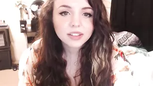 Грудастая путана Autumnvondoe страстно дрочит пизду