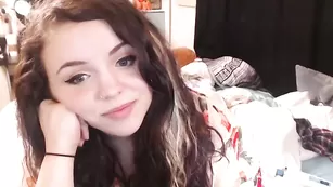 Грудастая путана Autumnvondoe страстно дрочит пизду