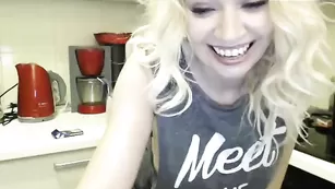 Очаровательная блонда Clarice страстно теребит пизду