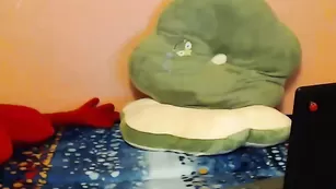 Знойная брюнетка Kinkysandra трахает пизду и кончает