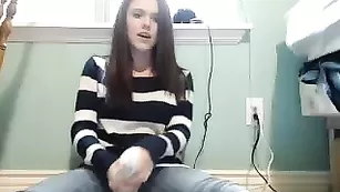 Молоденькая проказница Charlotte1996 смачно мастурбирует пизду