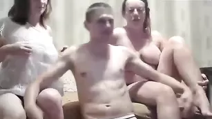 Опытные сучки Banda3 развлекаются с молодым парнем