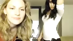 Милые девки Biancaandhubby обнажают свои попки