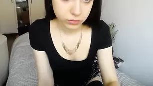 Худенькая брюнетка Youstinah ласкает маленькие сиськи