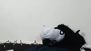 Крашеная сука Eeeveee мастурбирует пизду вибратором