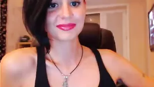 Красивая брюнетка koshasexy отлично справляется с сольными шалостями