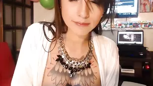 Татуированная сучка Dinaone позирует в эротичном белье