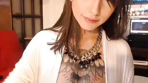 Татуированная сучка Dinaone позирует в эротичном белье