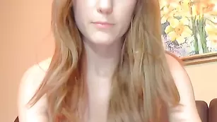 Сочная детка Angeli_xxx трахает очко секс игрушкой