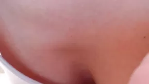 Знойная путана Squirtbetty теребит бритую пизду