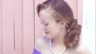 Взрослая сучка Meganie нежно ласкает влагалище