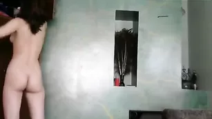 Изумительная бабенка Sweet-Alice похотливо танцует стриптиз