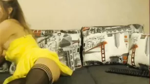 Красивая сука Merilovely долбит себя в задницу