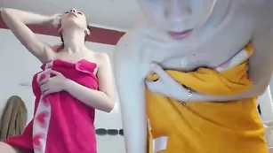 Худые потаскушки Sexxylorry ласкают сосочки