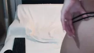 Шальная брюнетка Melissa_sucre раздевается и дрочит пизду