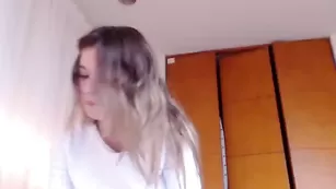 Озорная шлендра Kendalltyler мастурбирует вибратором вагину