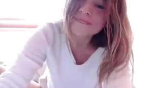 Озорная шлендра Kendalltyler мастурбирует вибратором вагину