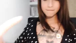 Татуированная малышка Dinaone соблазняет большими сиськами