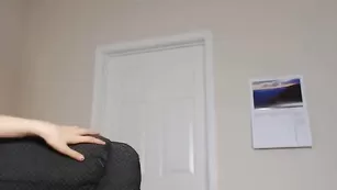 Пикантная телочка Bellecurve трахает свои дырочки