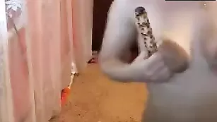 Похотливая кобыла SCARLETT20 трахает обе дырочки