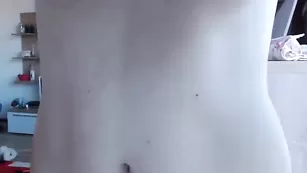 Шальная барышня Evelyn18 ласкает большие сиси