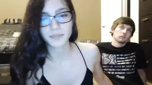 Крошка в очках Princessblah сосет пенис