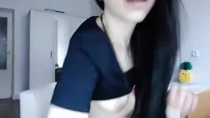 Строптивая брюнетка Youstinah демонстрирует бритые дырочки