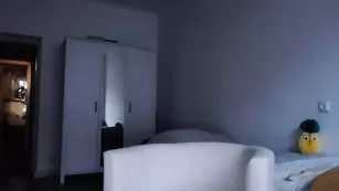 Строптивая брюнетка Youstinah демонстрирует бритые дырочки