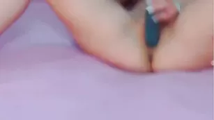 Suzanestar трахает свою попочку