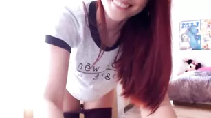 Горячая сука Hottminx показывает бритую киску