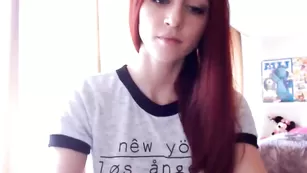 Горячая сука Hottminx показывает бритую киску