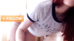 Горячая сука Hottminx показывает бритую киску