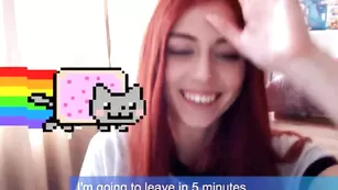 Горячая сука Hottminx показывает бритую киску