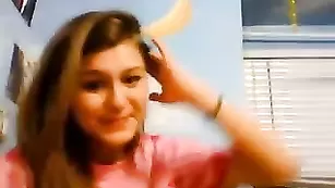 Очаровательная курва Mariahpinkkitty показала сиськи