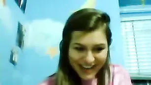 Очаровательная курва Mariahpinkkitty показала сиськи