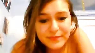 Очаровательная курва Mariahpinkkitty показала сиськи