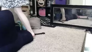 Молоденькая самка Goldengoddessxxx трахает пизду страпоном