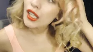 Фантастичная стерва Ingridblondy94 дрочит сочную киску