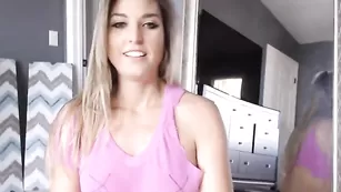 Шальная куртизанка Zoexrydher мастурбирует киску секс игрушкой