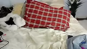 Изысканная блонда Arielanderson показывает бритую пилотку