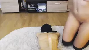 Строптивая детка Ladyeveline трахает пизду фаллосом