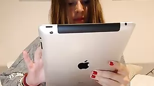 Симпатичная телка CristineTyler нежно дрочит пизду