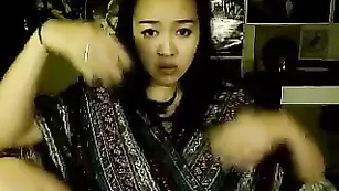 Грудастая азиатка Zilla_x эротично ласкает сосочки