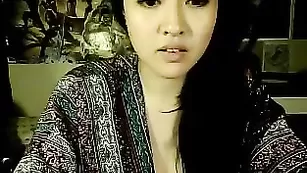 Грудастая азиатка Zilla_x эротично ласкает сосочки