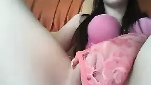 Прелестная детка Sellapink трахает свою письку