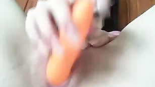 Прелестная детка Sellapink трахает свою письку