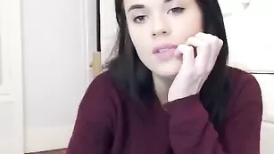 Роскошная крошка Vicalouqua74 раздевается и ебется секс машиной